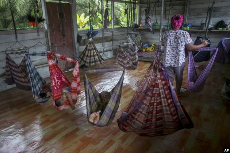 Bayi dan balita perempuan pekerja sawit tidur siang di tempat penitipan anak sementara di Sumatera, Selasa, 14 November 2017, saat orang tua mereka bekerja.