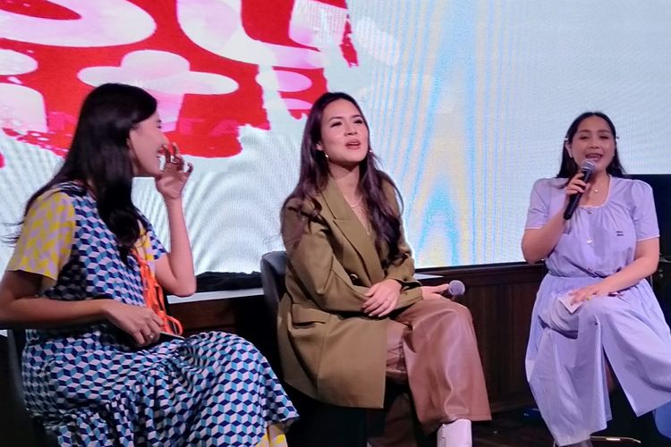 (Ki-ka): artis Syahnaz Sadiqah, penyanyi Raisa, dan artis Nagita Slavina dalam talk show Bestie Edition di The Girl Fest, di mal kawasan Jakarta Barat, Jumat (3/3/2023).