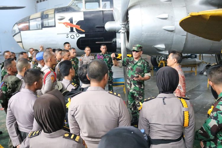 Kepala Muspusdirla Yogyakarta Kolonel Yuto Nugroho memberikan penjelasan kepada siswa Setukpa TNI-Polri TA. 2023 di depan koleksi pesawat, Jumat (19/5/2023).
