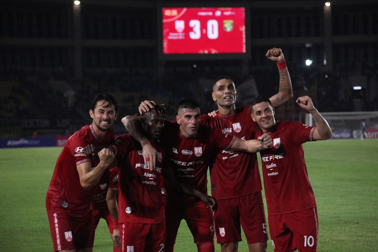 Gelandang serang Persis Solo, Alexis Messidoro (paling kanan) merayakan gol ke gawang Persebaya Surabaya dalam laga uji coba yang digelar di Stadion Manahan, Surakarta, Jawa Tengah, pada Sabtu (24/6/2023) malam WIB.
