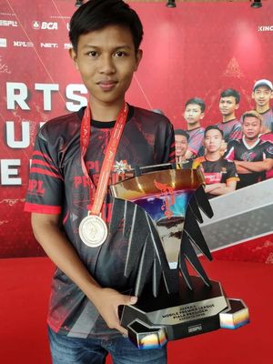 Juara Pertama MPL Piala Presiden Esports 2020 Aby Ramadhan pada Sabtu (1/2/2020). Gamer asal Rawamangun, Jakarta Timur ini berhak membawa pulang hadiah uang Rp 125.000.000 .

