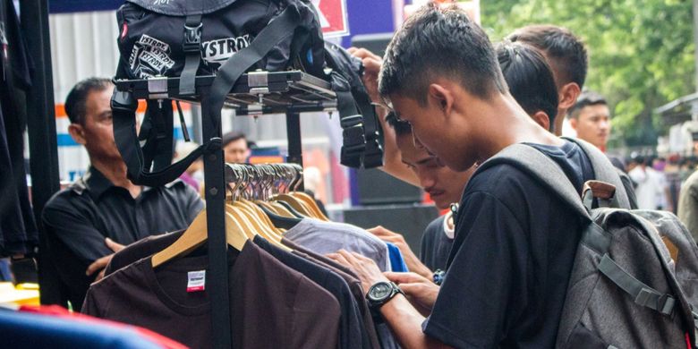 Pengunjung memilih kaus di salah stand di ajang Jakcloth Year End Sale 2018.