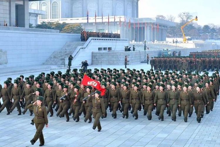 Ribuan personel militer Korea Utara menggelar parade di lapangan dekat Istana Kumsusan, Pyongyang, Senin (16/12/2013), untuk menyampaikan sumpah setia mereka kepada pemimpin negeri itu, Kim Jong Un.