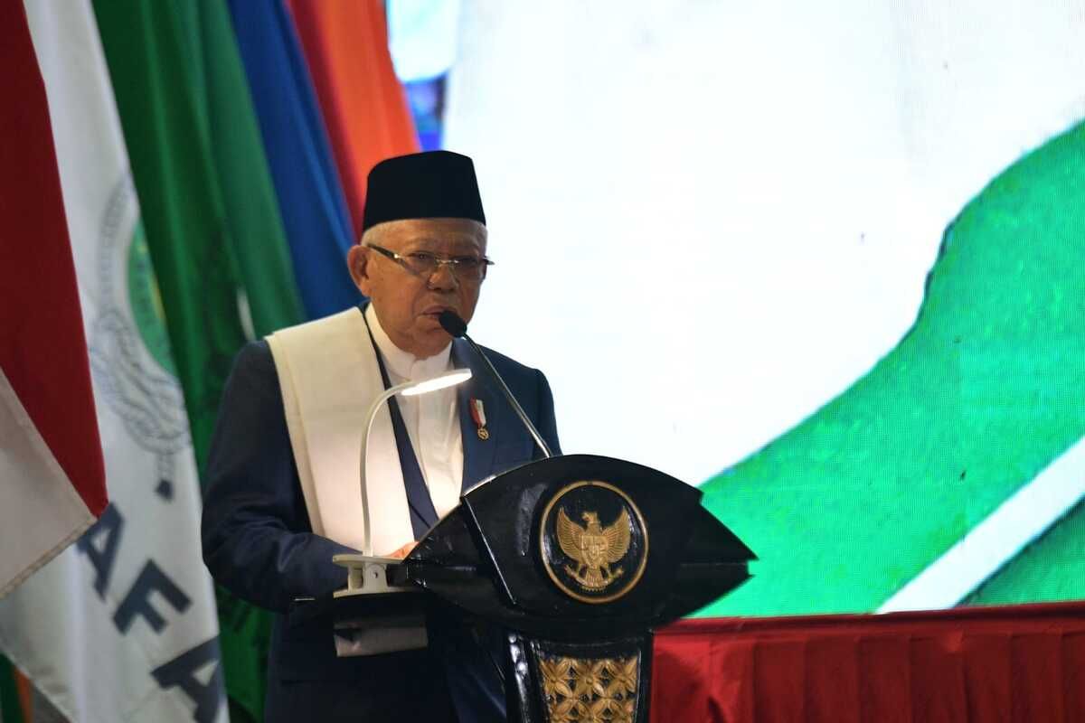 Wakil Presiden Ma’ruf Amin menyampaikan orasi ilmiah pada acara wisuda sarjana IAIBAFA Tambakberas, Jombang. Jawa Timur, Rabu (15/3/2023).
