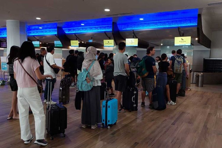 Suasana arus mudik penumpang di Bandara Lombok, Kamis (20/4/2023(