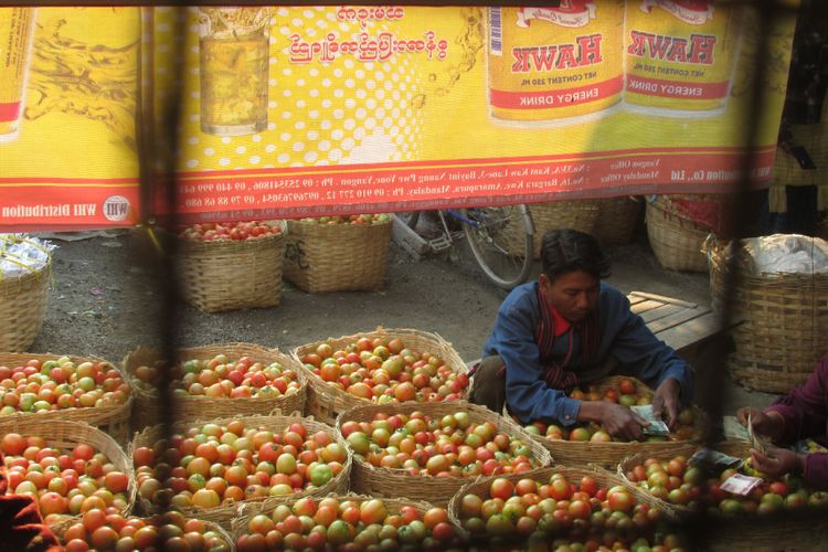 Aktivitas pedagang di salah satu pasar di Kota Inle, Myanmar.