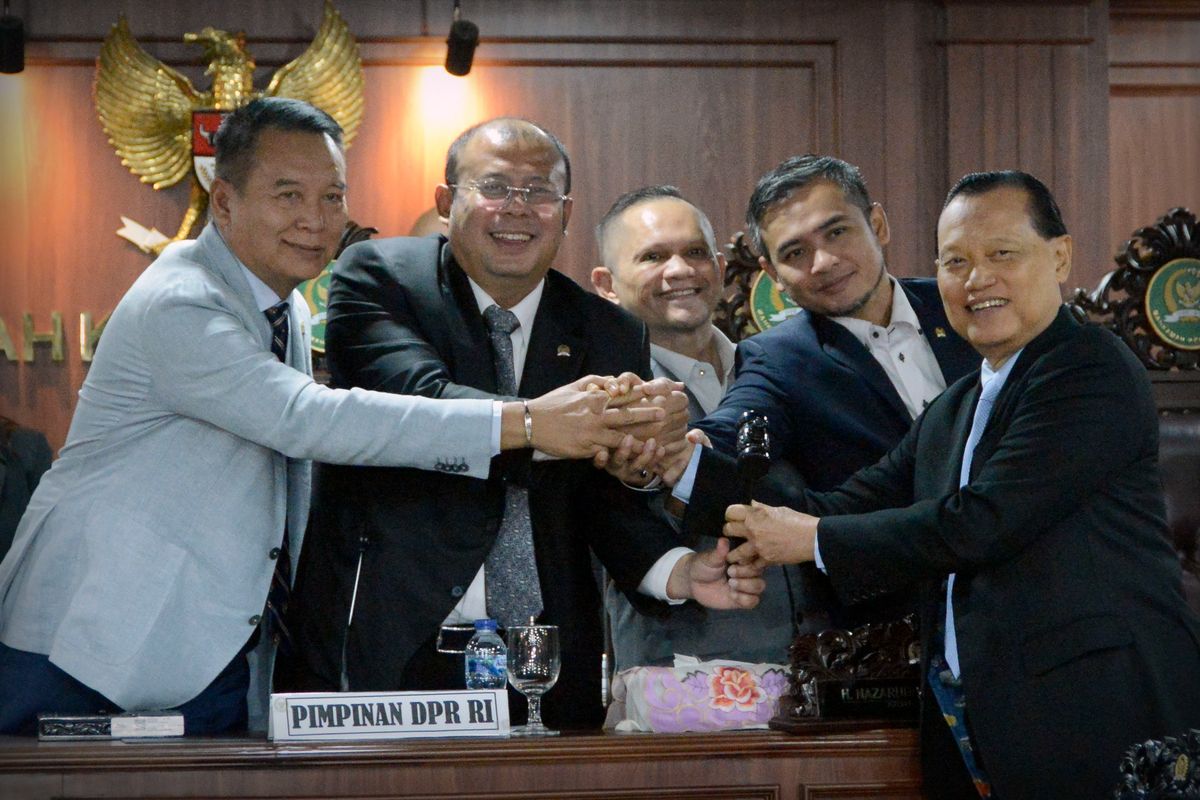 Wakil Ketua DPR RI Cucun Ahmad Syamsurijal menetapkan Adang Daradjatun sebagai Wakil Ketua MKD DPR RI, menggantikan rekan se-fraksinya Habib Aboe Bakar Alhabsyi di Gedung Nusantara I, Senayan, Jakarta, Selasa (15/7/2025).