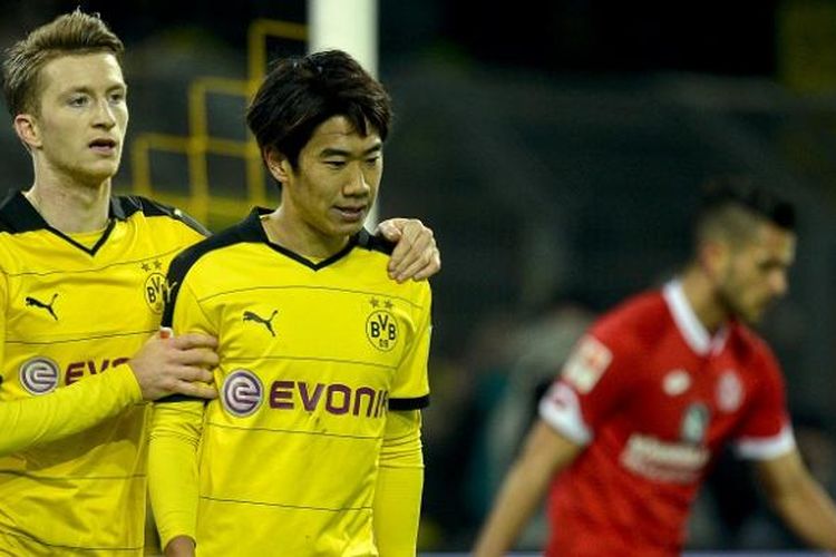 Dua pemain Borussia Dortmund, Marco Reus (kiri) dan Shinji Kagawa, menjadi pahlawan kemenangan timnya atas Mainz 05, pada laga Bundesliga di Stadion Signal Iduna Park, Minggu (13/3/2016).