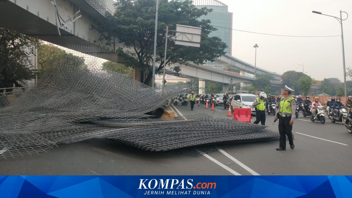 Ada Truk Terguling di Tol Kebon Jeruk: Pengemudi Bisa Lewat Jalan Alternatif Ini