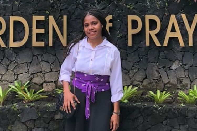 Mahasiswi asal Distrik Ayamaru Timur, Kabupaten Maybrat, Papua Barat Daya, yang sejak tahun 2021 memperoleh beasiswa ADik untuk berkuliah di Program Studi Pariwisata Fakultas Ilmu Budaya, Universitas Gajah Mada (UGM), bercerita tentang suka duka selama menjalani perkuliahan. 
