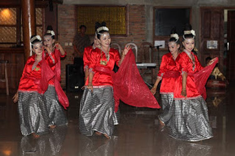 Tari Balumpa merupakan salah satu tarian Sulawesi Tenggara. 