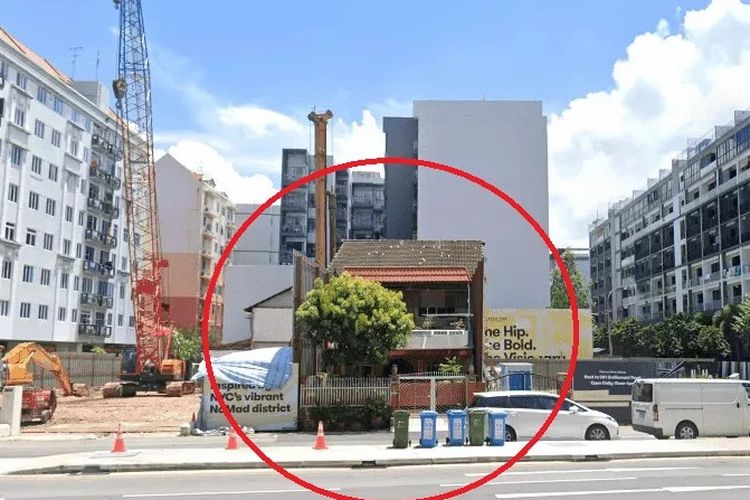 Salah satu dari dua rumah yang berdiri di samping pembangunan kondominium di Geylang, Singapura. Dua pemilik rumah menolak menjual dengan harga tinggi ke pengembang kondominium karena nilai sentimental yang mereka punyai.