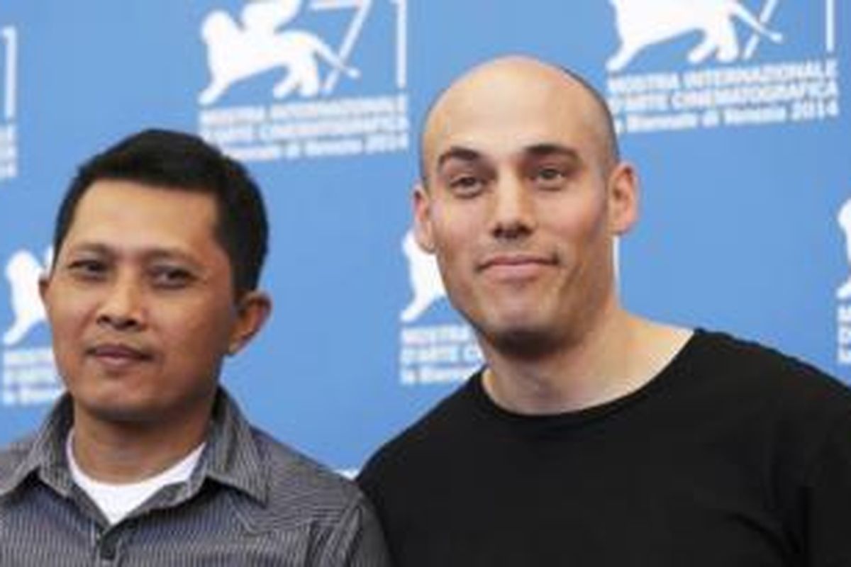 Adi Rukun (kiri) dan sutradara Joshua Oppenheimer di Festival Film Venesia, Italia (28/8/2014).