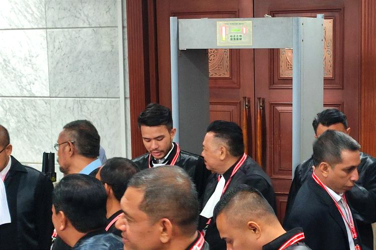 Kuasa hukum capres-cawapres nomor urut 2 Prabowo Subianto-Gibran Rakabuming, Otto Hasibuan (kanan), bersama putranya yang juga pengacara Prabowo-Gibran, Yakup Putra Hasibuan (kiri), menghadiri sidang sengketa Pilpres 2024 di Mahkamah Konstitusi (MK).