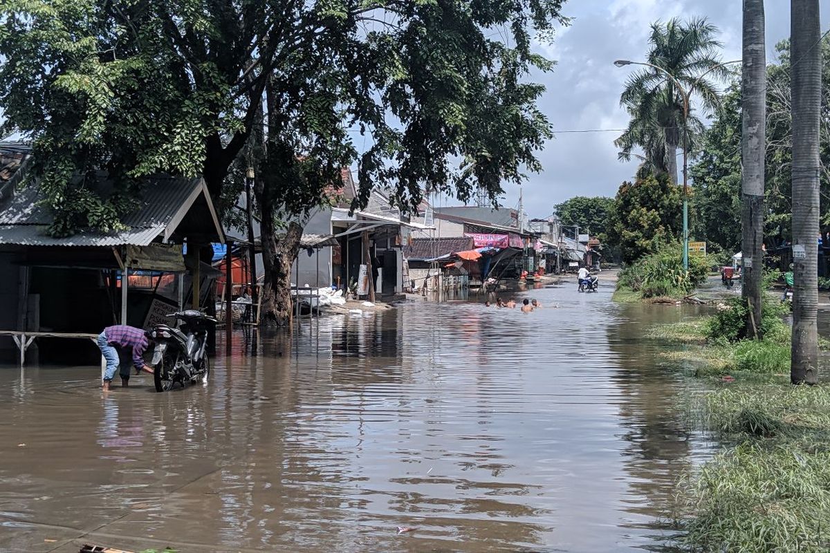 Jalan Villa Mutiara Pluit Kota Tangerang terendam banjir, Senin (24/2/2020)