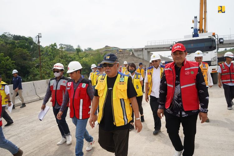 Menteri Pekerjaan Umum dan Perumahan Rakyat (Menteri PUPR) Basuki Hadimuljono saat meninjau Jalan Tol Cisumdawu.

