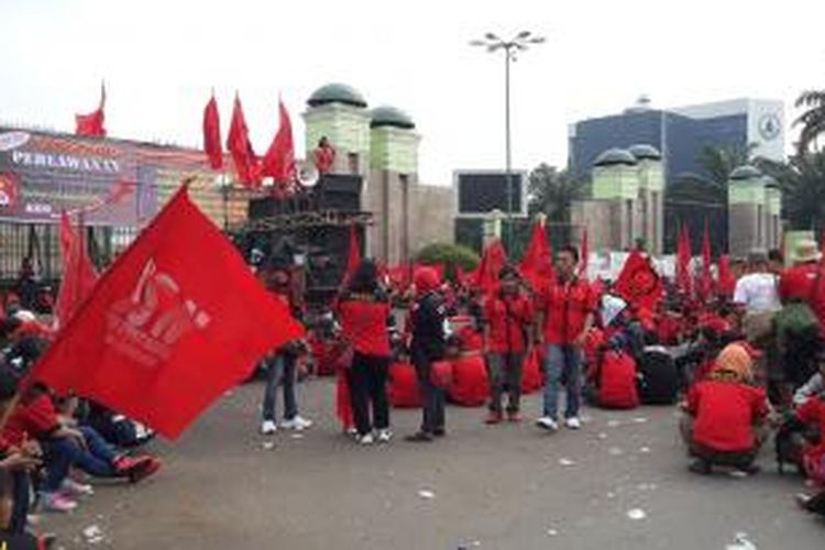 Demo buruh yang berlangsung 1 Mei 2014 di depan gedung MPR/DPR RI menuntut pemerintah menyediakan rumah layak huni dan murah.