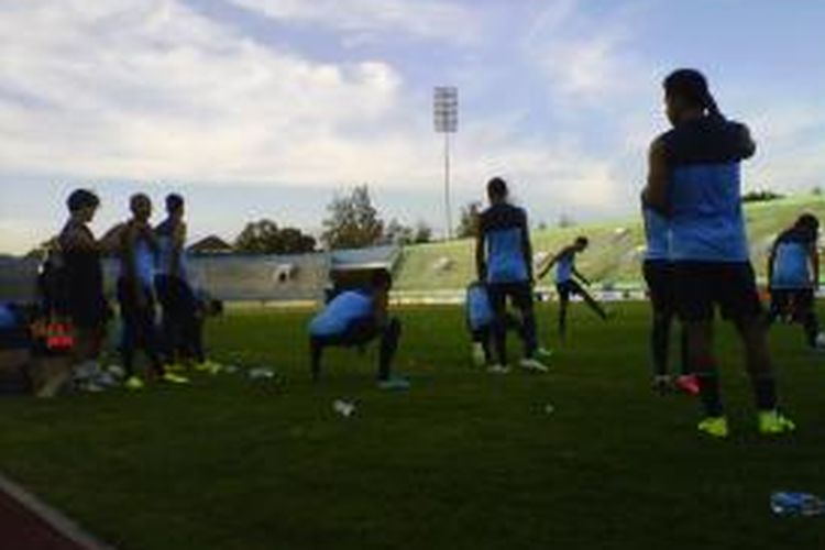 Pemain timnas Indonesia bersiap melakukan latihan di Stadion Manahan, Solo.