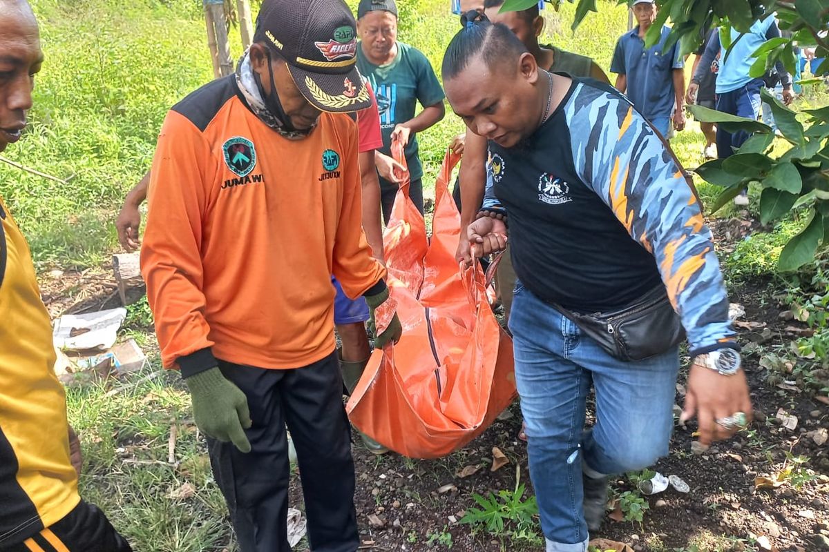 Polisi saat mengevakuasi jasad korban dari sungai 