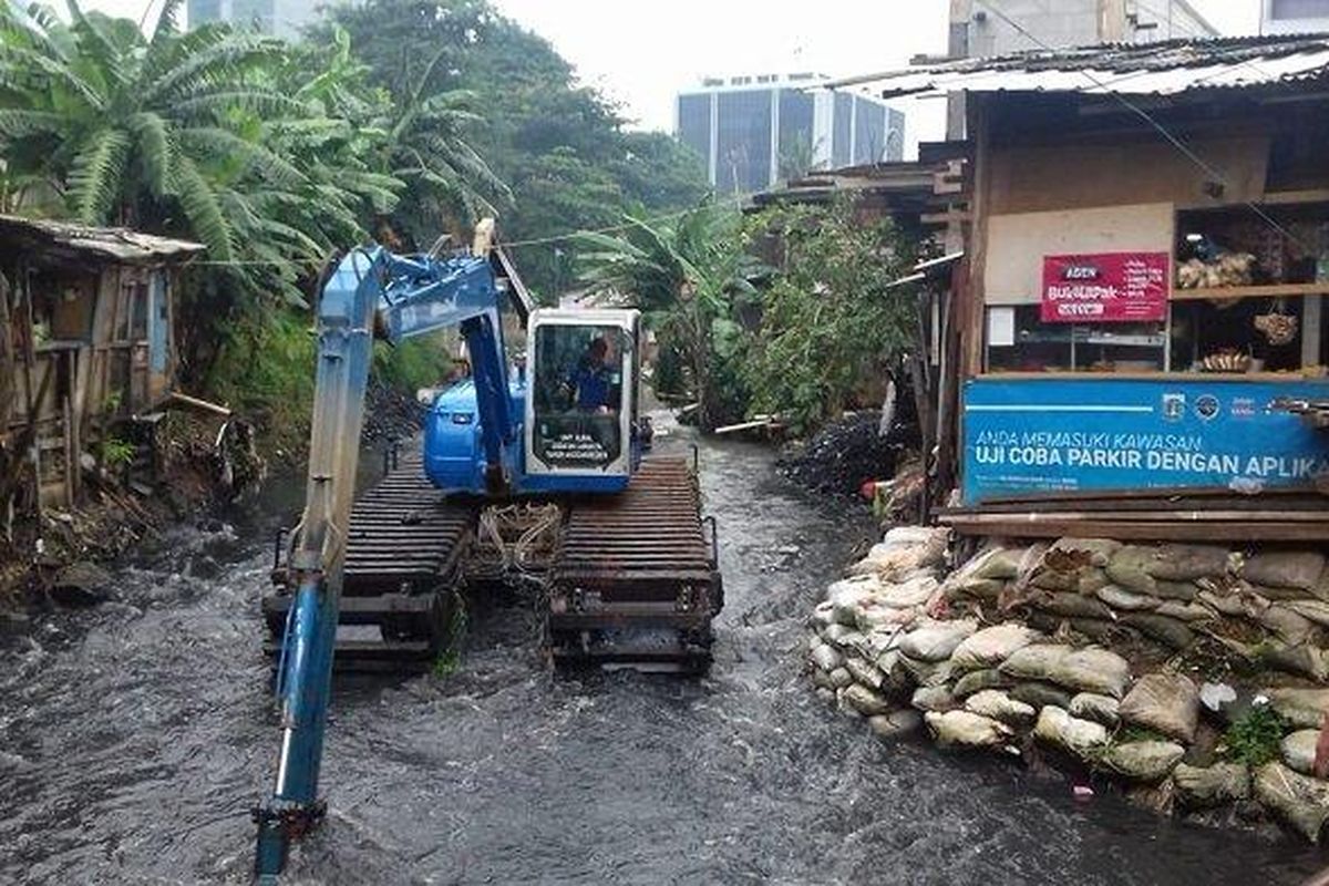 Dinas Sumber Daya Air DKI Jakarta melakukan pengerukan Kali Mampang di Kelurahan Kuningan Barat, Mampang Prapatan, Jakarta Selatan, Jumat (8/3/2019).