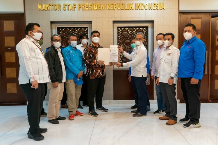 Deputi IV KSP Juri Ardiantoro saat menerima kedatangan perwakilan massa buruh yang tergabung dalam Konfederasi Serikat Pekerja Seluruh Indonesia (KSPSI) pada Kamis (12/5/2022).