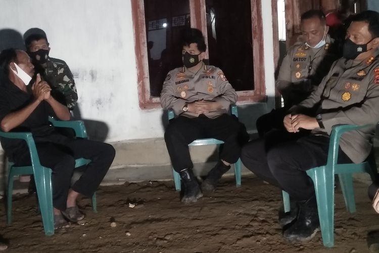 Kabag Penum Divisi Humas Mabes Polri Kombes Ahmad Ramadhan dan Kabid Humas Polda Lampung Kombes Zahwani Pandra Arsyad saat menggali informasi dari warga sekitar rumah Zulkarnaen.