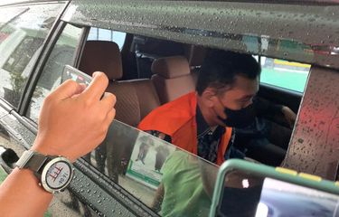 DITAHAN—Jaksa penuntut umum Kejari Kabupaten Madiun menahan tersangka mantan Kades Cabean-Madiun, AN setelah berkas dan barang bukti dilimpahkan penyidik Tipikor Satreskrim Polres Madiun Kota, Rabu (9/2/2022).