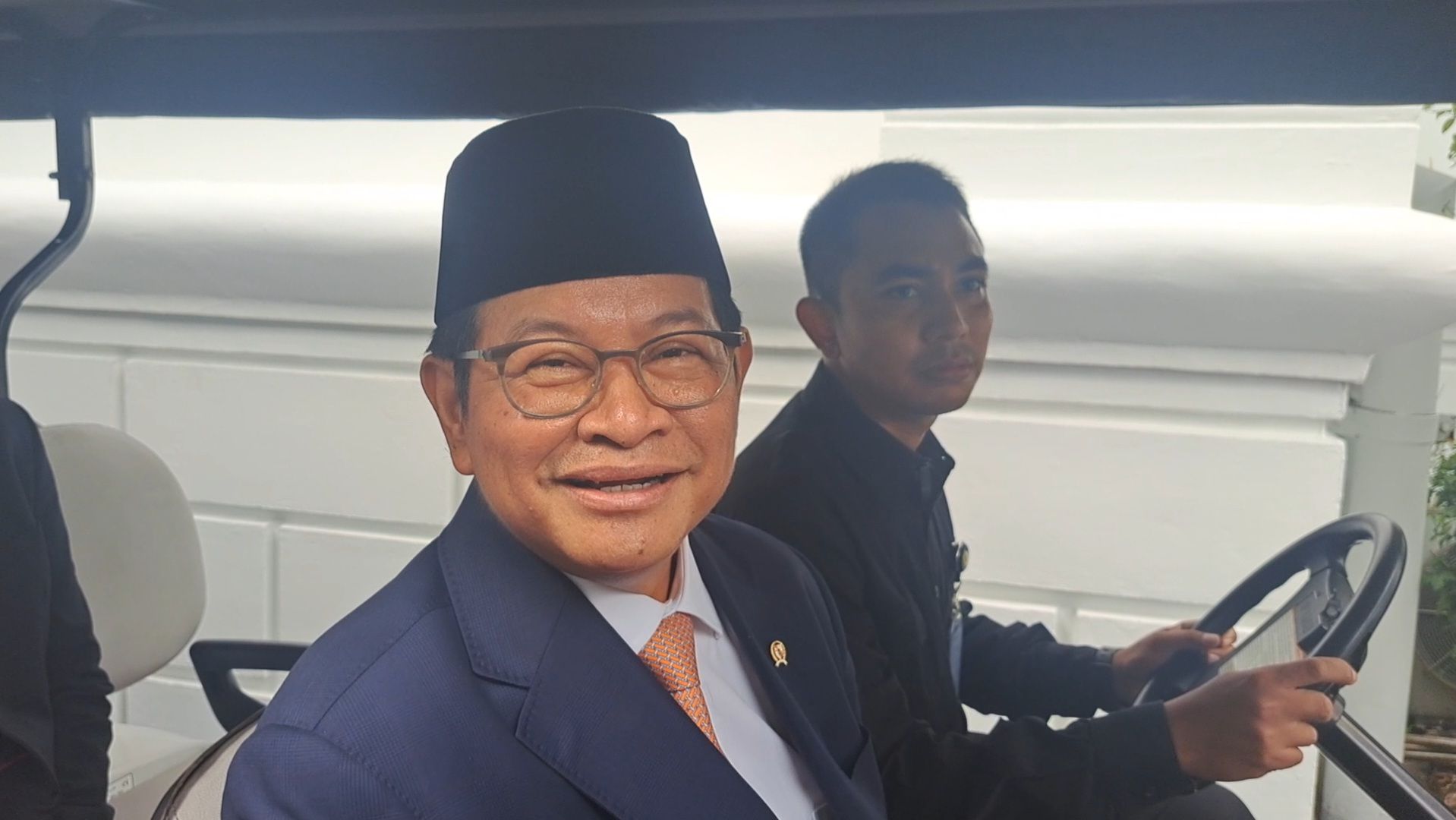 Pramono Anung Irit Bicara Saat Ditanya Status Jokowi dan Gibran di PDI-P