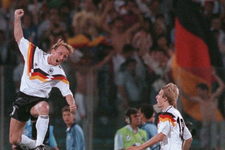 Bek timnas Jerman, Andreas Brehme (kiri), melompat di hadapan Juergen Klinsmann usai mencetak gol penalti ke gawang Argentina pada pertandingan final Piala Dunia 1990 yang digelar di Stadion Olimpico, Roma, pada 8 Juli 1990.