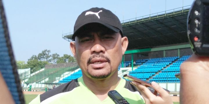 Asisten pelatih Persib, Herrie Jose Setiawan, seusai memimpin sesi latihan pagi di Stadion Siliwangi, Bandung, Selasa (4/7/2017).