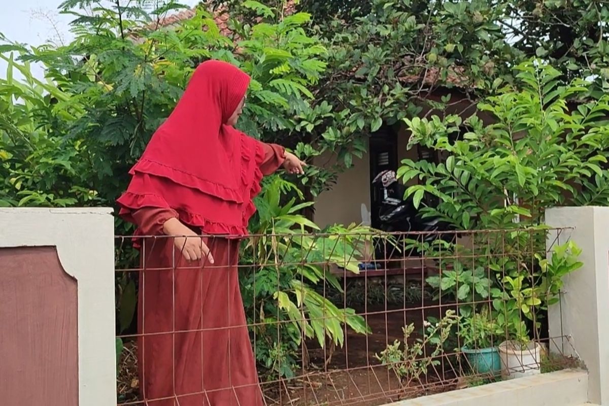 Yati Jumiati, saksi mata dugaan pembacokan IRT di Kabupaten Kuningan Jawa Barat, menunjukkan lokasi di Desa Sampora Kecamatan Cilimus Kabupaten Kuningan, Jawa Barat, Minggu (3/12/2023)
