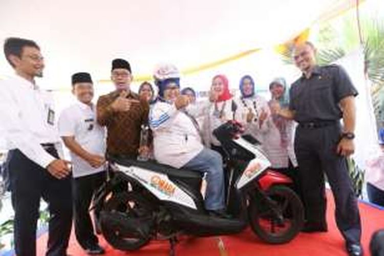 Wali Kota Bandung Ridwan Kamil saat memperkenalkan Ojek Makanan Balita (Obama) di Kelurahan Cisaranten Kidul, Kecamatan Gedebage, Selasa (6/9/2016). KOMPAS.com/DENDI RAMDHANI