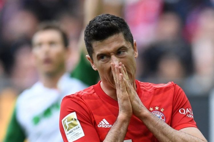 Robert Lewandowski tampak kecewa seusai gagal memanfaatkan peluang pada pertandingan Augsburg vs Bayern Muenchen dalam lanjutan Bundesliga di WWK Arena, 19 Oktober 2019. 