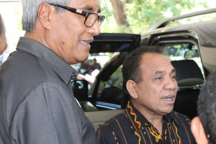 Gubernur NTT Frans Lebu Raya (kanan) dan Bupati Sumba Tengah Umbu Sapi Pateduk (kiri berkaca mata), usai bertemu Wakil Ketua KPK Busyro Muqoddas di kantor Gubernur NTT, Rabu (10/9/2014)