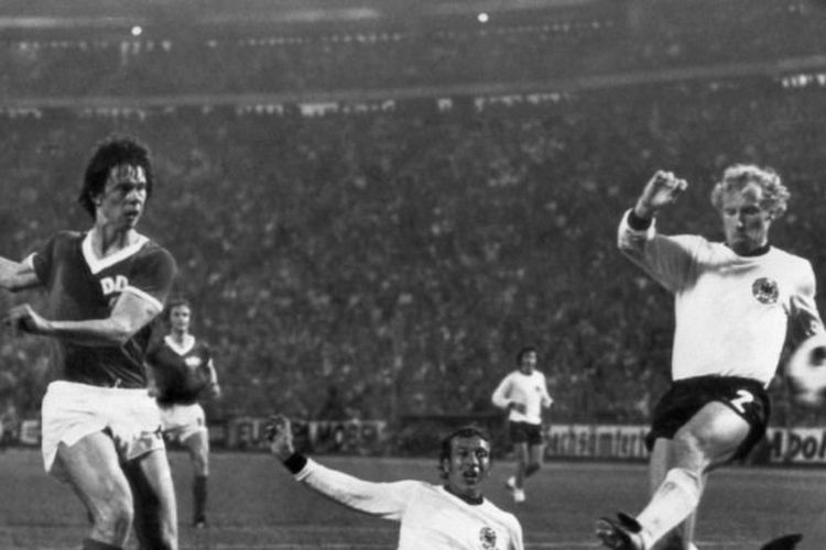 Juergen Sparwasser (kiri) saat mencetak gol kemenangan dalam pertandingan Jerman Timur vs Jerman Barat pada putaran pertama Piala Dunia 1974 di Volksparkstadion, Hamburg. (Foto oleh STAFF/AFP)