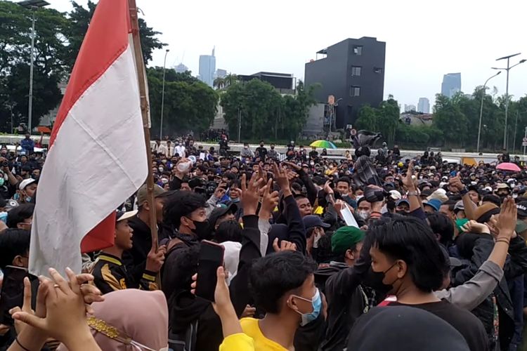 Masa aksi mengatasnamakan pelajar Sekolah Teknik Mesin (STM) telah tiba di depan gerbang Gedung DPR/MPR RI, Jakarta Pusat, Senin (11/4/2022) menjelang sore. 