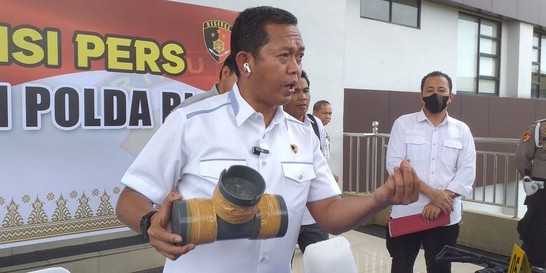 Direktur Reserse Kriminal Umum Polda Riau, Kombes Asep Darmawan memperlihatkan bahan-bahan perakitan bom yang disita dari seorang pelaku berinisial MN (47), saat konferensi pers di Mapolda Riau di Pekanbaru, Rabu (5/10/2022).