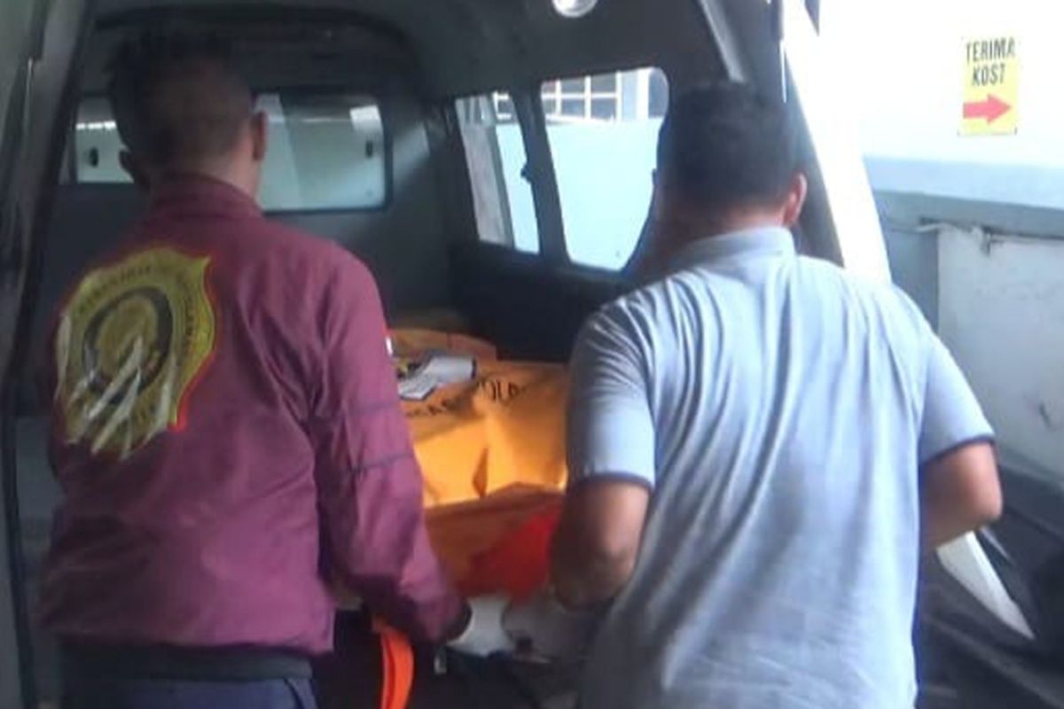 Sosok mayat pria yang ditemukan di dekat tempat pembuangan sampah, dievakuasi ke RSUD Jombang, Jawa Timur, Kamis (8/5/2025).