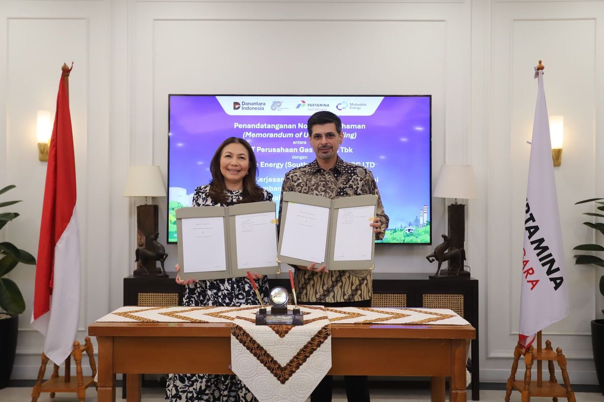 Direktur Komersial PGN Ratih Esti Prihartini dan President Director Mubadala Energy Abdulla Bu Ali menandatangani Nota Kesepahaman, Rabu (2/7/2025).