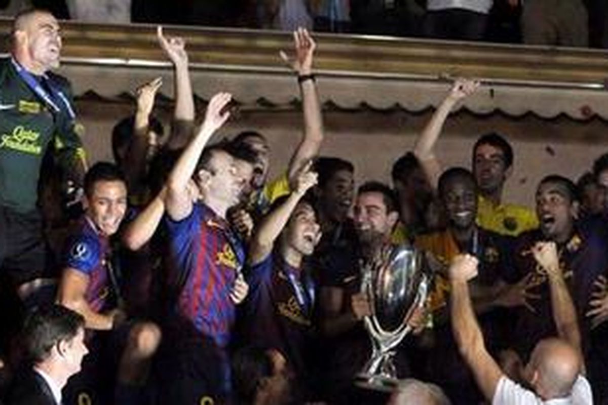 Pemain-pemain Barcelona merayakan keberhasilan menjuarai Piala Super Eropa, setelah mengalahkan FC Porto, di Stadion Louis II, 26 Agustus lalu.