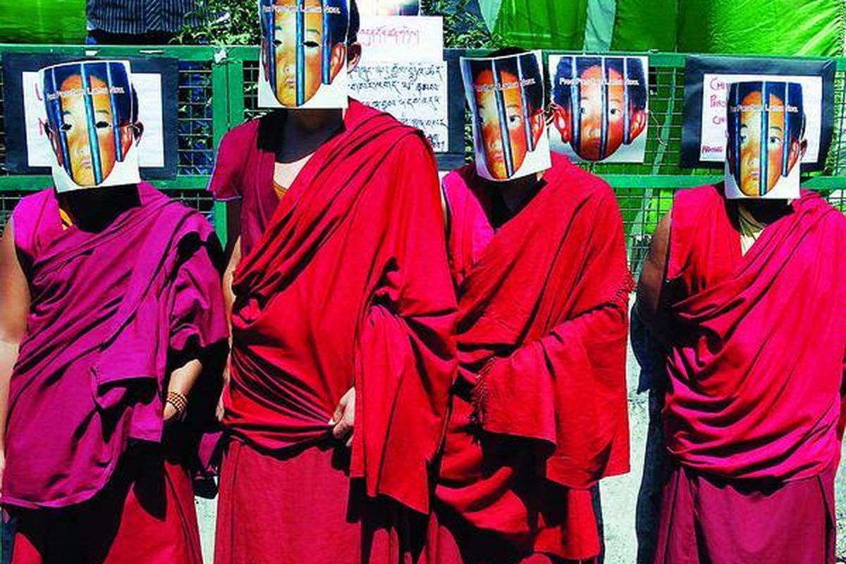 Para biksu Tibet di pengasingan memakai topeng bergambar wajah Gendun Choekyi Nyima, Panchen Lama ke-11 yang berada di balik jeruji besi. Aksi mereka itu berlangsung di Dharmsala, India, Minggu (25/4), bertepatan dengan ulang tahun ke-21 Panchen Lama. Pria ini dan keluarganya lenyap dari pandangan publik setelah dinyatakan oleh Dalai Lama sebagai reinkarnasi Panchen Lama pada tahun 1995. Pemerintahan lokal Tibet mengatakan, Gendun Choekyi Nyima hidup normal di kawasan Himalaya.