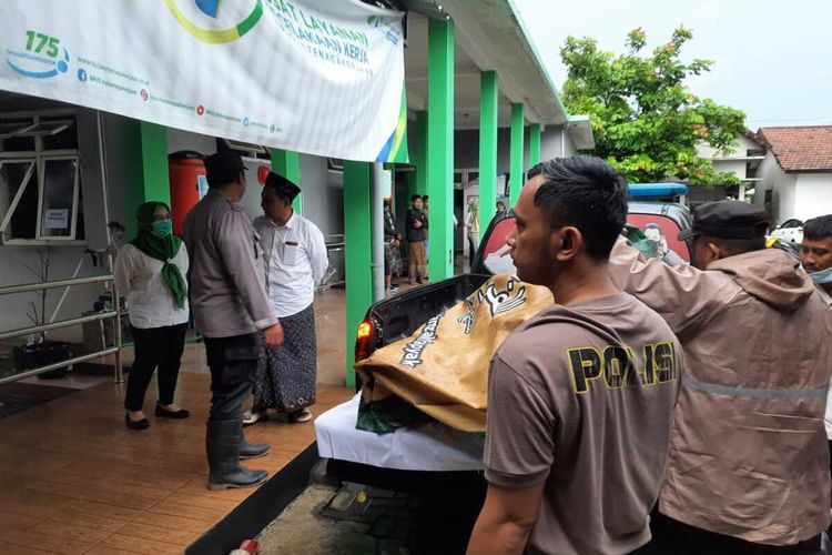Proses evakuasi tiga santri yang tewas tenggelam di area persawahan yang terendam banjir di Desa Kirig, Kecamatan Mejobo, Kabupaten Kudus, Jawa Tengah, Jumat (15/3/2024).
