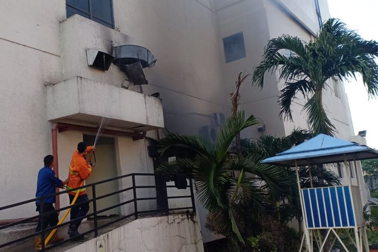 Dapur Rumah Sakit Siloam, Jalan Perjuangan Kavling 8, Kebon Jeruk, Jakarta Barat, terbakar pada Minggu (9/6/2019).