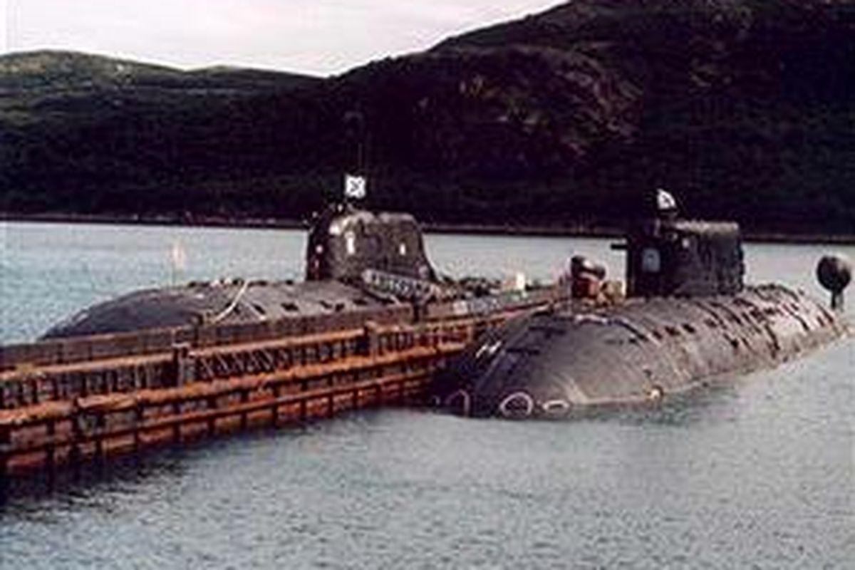 Kapal selam Rusia Kostroma (kiri) dan Pskov merapat di dermaga perairan Barents, Vedyaevo, Rusia, 26 Juli 2003 