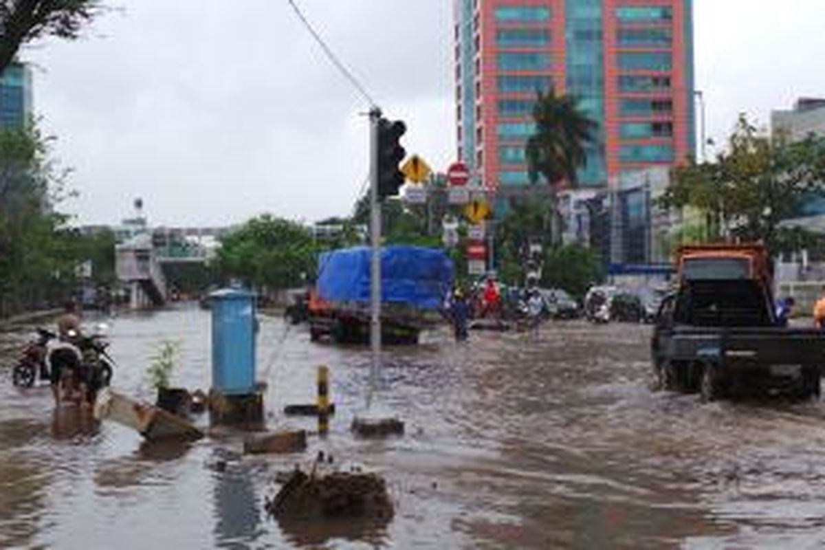 Kondisi banjir yang merendam kawasan Green Garden, Jakarta Barat, Jumat (24/1/2014).