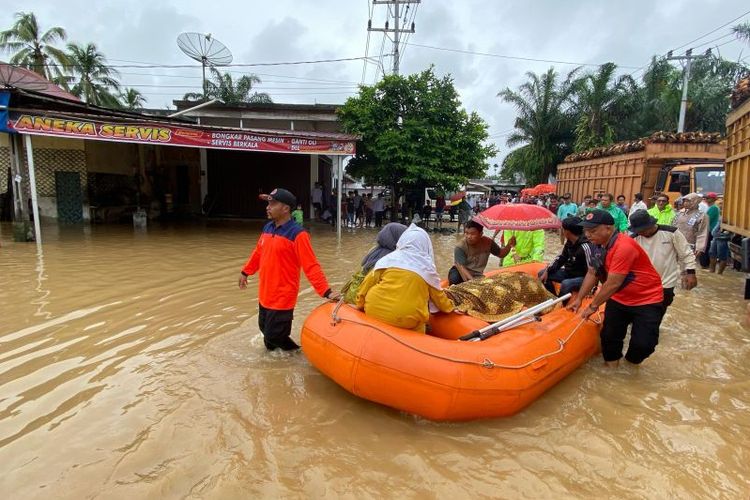 BPBD Pasaman Barat saat mengevakuasi jenazah menggunakan perahu karet melintasi genangan banjir di Batang Pasaman, Kecamatan Pasaman, Jumat (8/3/2024) pagi.  
