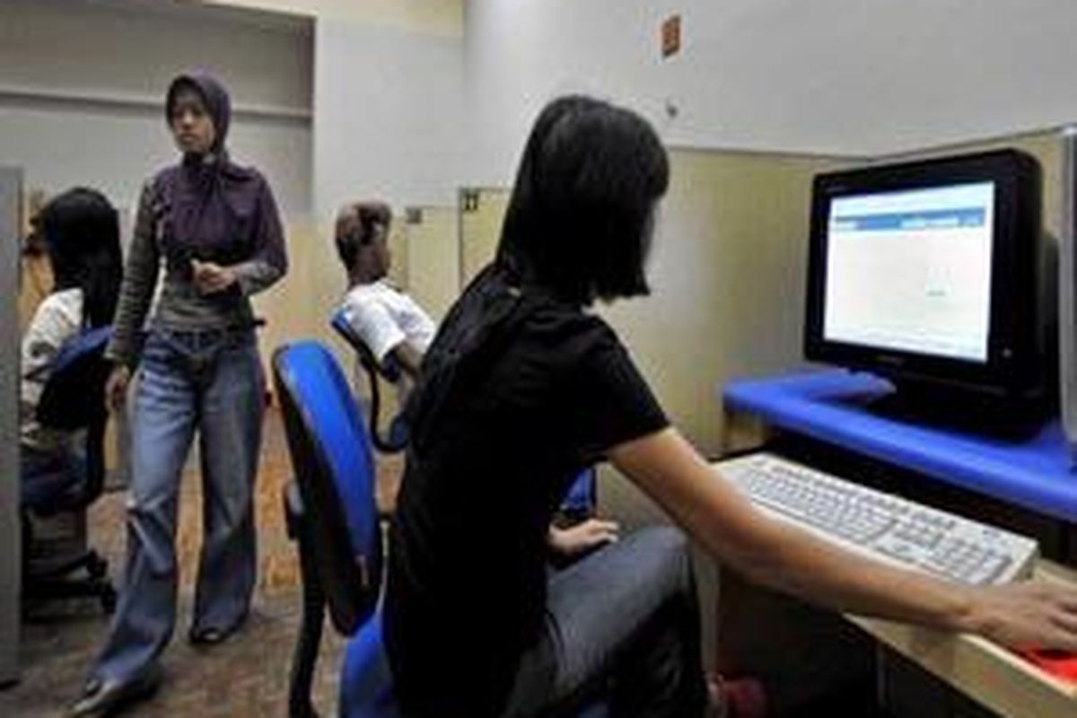 Internet cafes could be told to install software to filter websites with negative content under new government plans