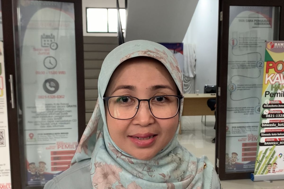 Camat Bekasi Timur Fitri Widyati saat ditemui usai pemeriksan berkait foto pamer jersey nomor punggung 2 di Bawaslu Kota Bekasi, Jumat (12/1/2024).