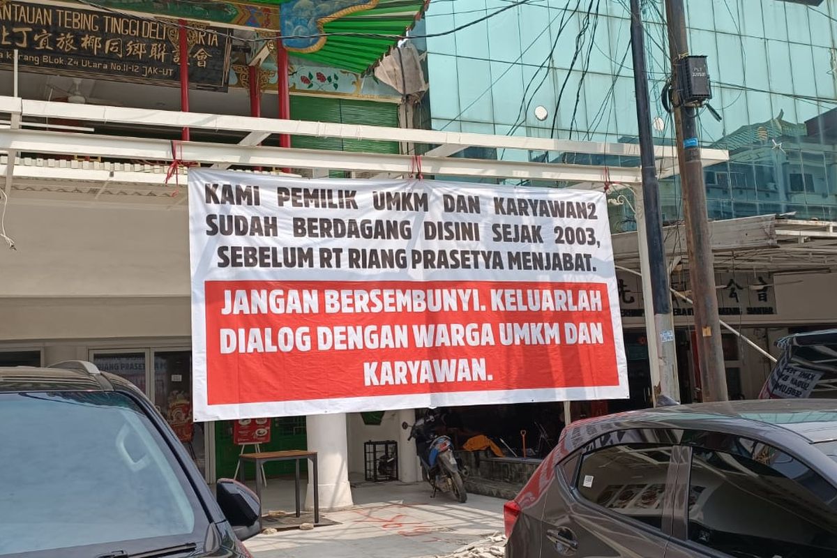 Spanduk yang dipasang di salah satu ruko di Jalan Niaga, Blok Z4 Utara, Pluit, Penjaringan, Jakarta Utara, Minggu (28/5/2023). Pemasangan itu sebagai bentuk protes terhadap Ketua RT setempat yakni Riang Prasetya.