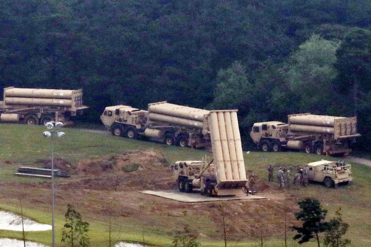 Sistem pencegat rudal, Terminal High Altitude Area Defense (THAAD), milik AS tiba di Songju, Korea Selatan, pada September 2017. 